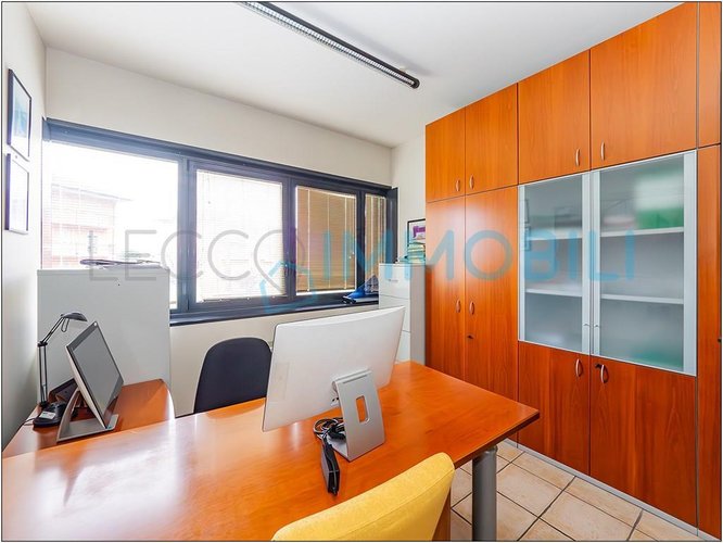 CAPANNONE CON AREA ESTERNA Pescate