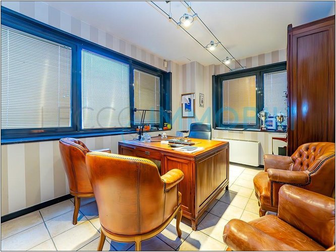 CAPANNONE CON AREA ESTERNA Pescate