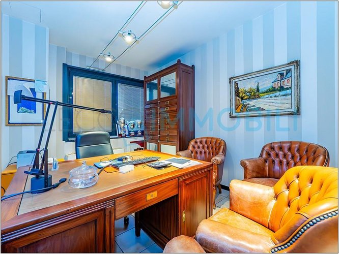 CAPANNONE CON AREA ESTERNA Pescate