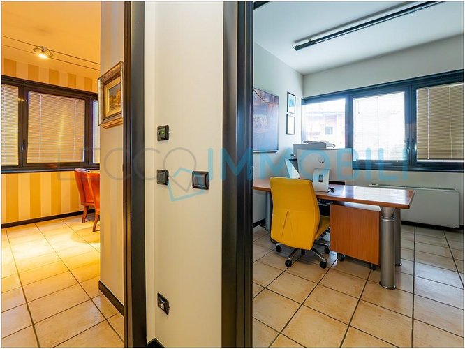 CAPANNONE CON AREA ESTERNA Pescate