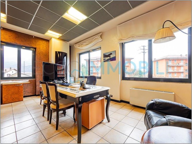 CAPANNONE CON AREA ESTERNA Pescate