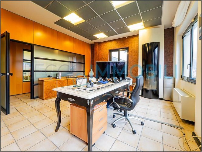 CAPANNONE CON AREA ESTERNA Pescate