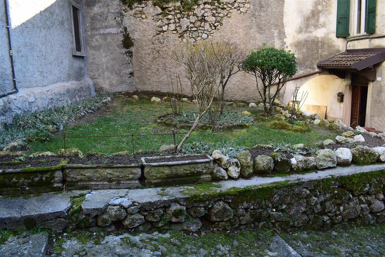 Serina centro storico, intero fabbricato del ’400 Serina