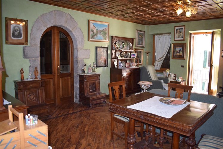 Serina centro storico, intero fabbricato del ’400 Serina