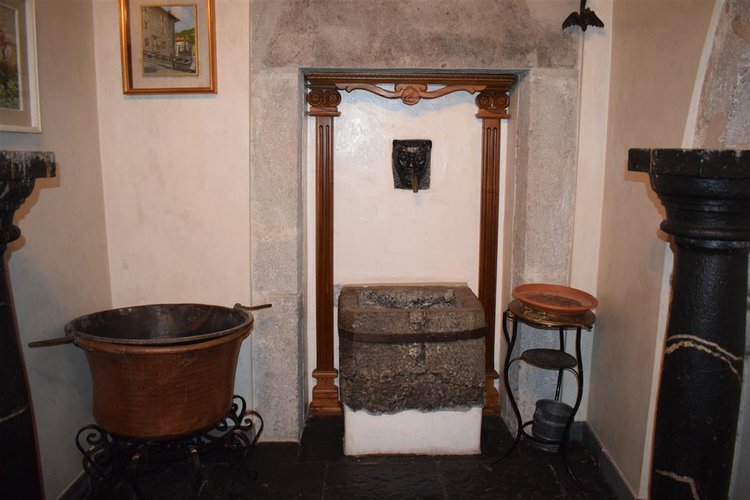 Serina centro storico, intero fabbricato del ’400 Serina