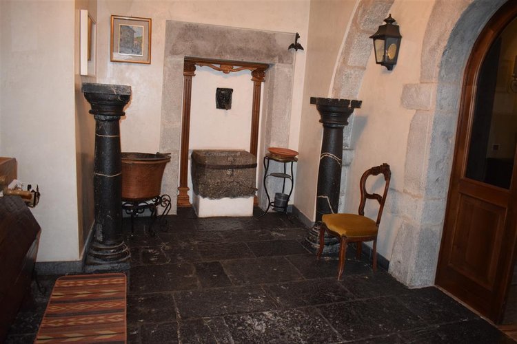 Serina centro storico, intero fabbricato del ’400 Serina