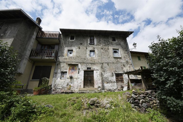 Valtorta occasione in tipico borgo porzione di casa rustica da riattare con giardino Valtorta
