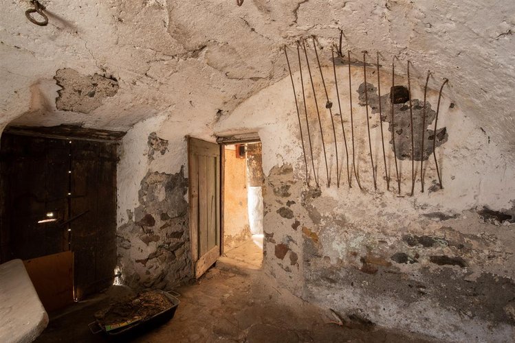 Valtorta occasione in tipico borgo porzione di casa rustica da riattare con giardino Valtorta