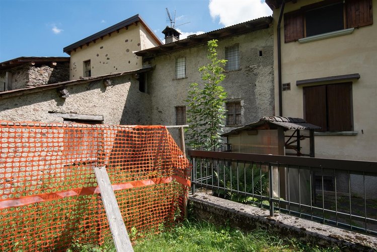Valtorta occasione in tipico borgo porzione di casa rustica da riattare con giardino