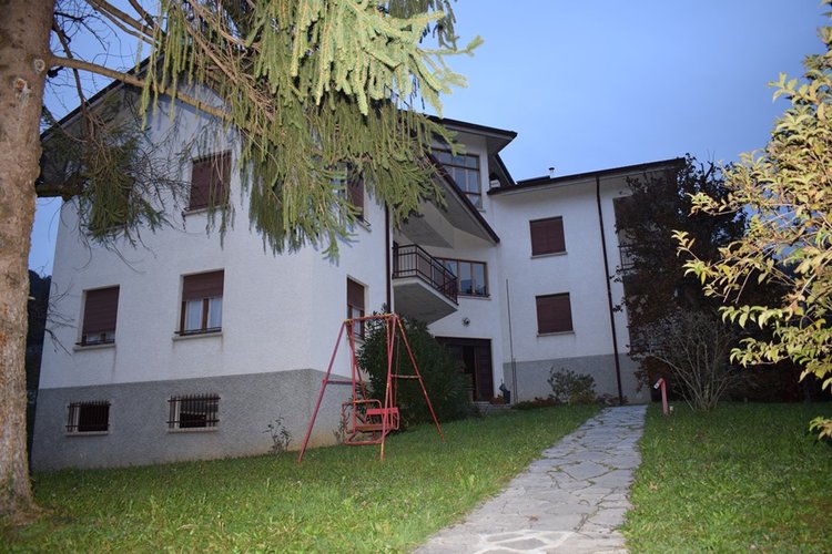 Locatello trilocale balconato in signorile palazzina