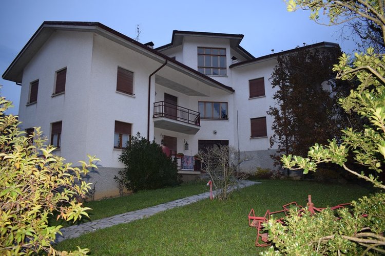 Locatello trilocale balconato in signorile palazzina Locatello