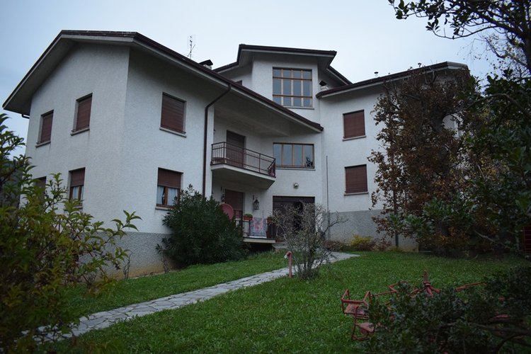 Locatello trilocale balconato in signorile palazzina Locatello