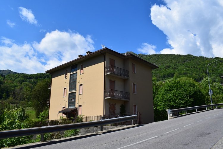 Serina vicinissimo al centro trilocale balconato, arredato con posto auto Serina