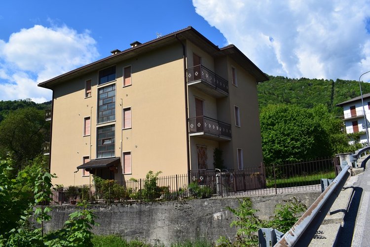 Serina vicinissimo al centro trilocale balconato, arredato con posto auto