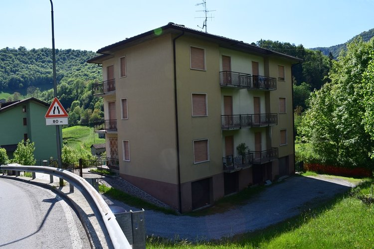 Serina vicinissimo al centro trilocale balconato, arredato con posto auto Serina