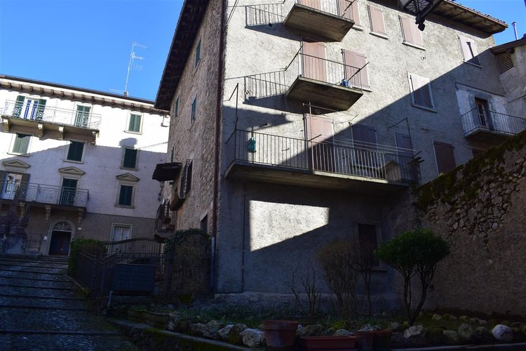 Serina, in fabbricato del ’400, ampio quadrilocale indipendente Serina