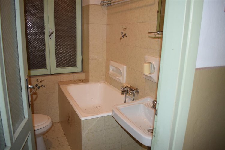 Serina, in fabbricato del ’400, ampio quadrilocale indipendente Serina