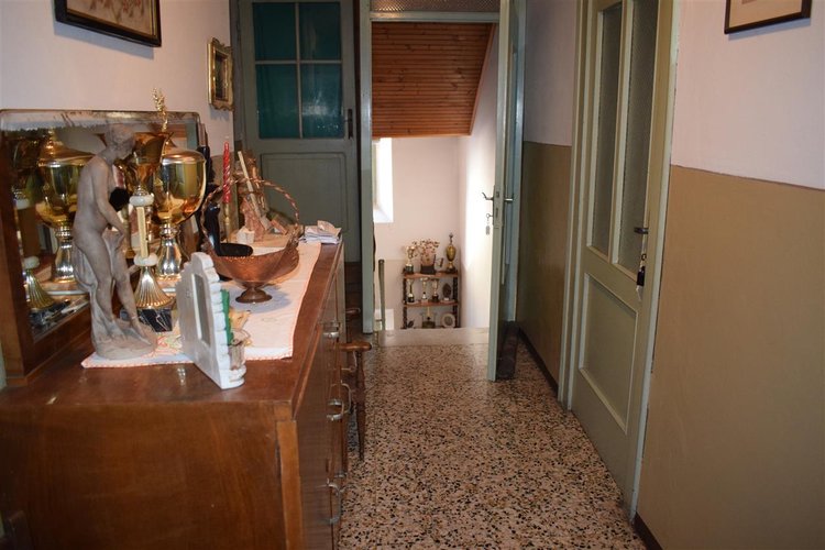 Serina, in fabbricato del ’400, ampio quadrilocale indipendente Serina