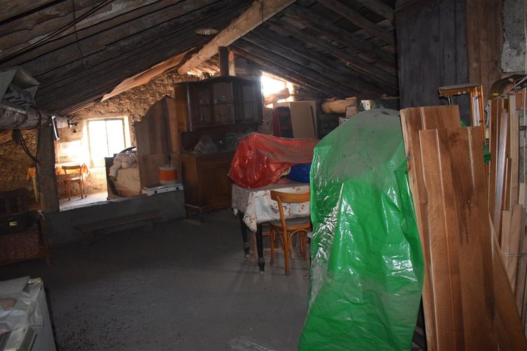 Serina, ai piedi della Mole del Monte Alben, ampio piano mansardato da riattare Serina