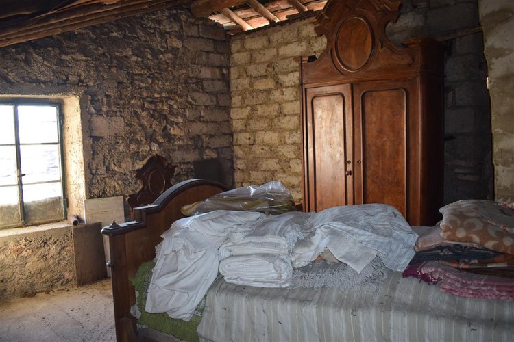 Serina, ai piedi della Mole del Monte Alben, ampio piano mansardato da riattare Serina