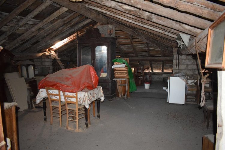 Serina, ai piedi della Mole del Monte Alben, ampio piano mansardato da riattare Serina