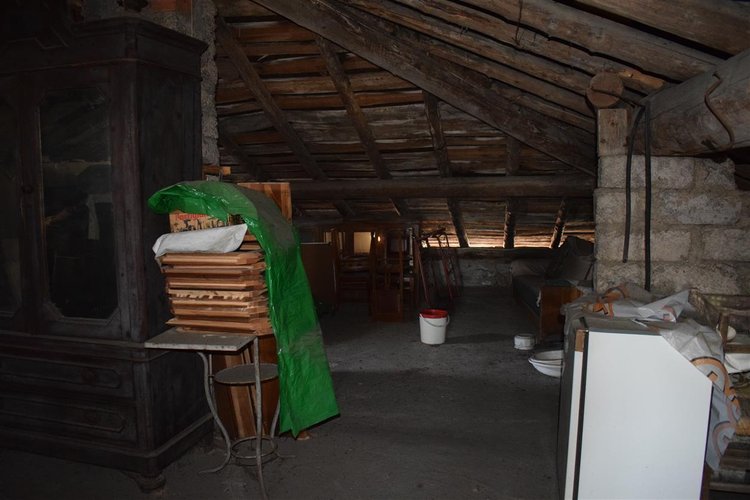 Serina, ai piedi della Mole del Monte Alben, ampio piano mansardato da riattare Serina