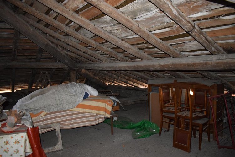 Serina, ai piedi della Mole del Monte Alben, ampio piano mansardato da riattare Serina