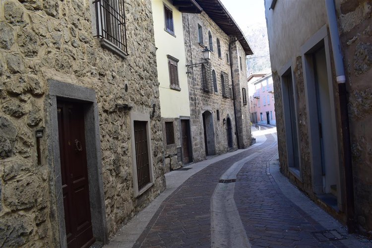 Serina centro storico, ottimo negozio piano strada