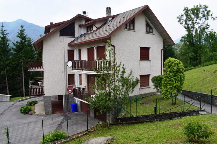 Serina in villetta indipendente trilocale con terrazza e box Serina