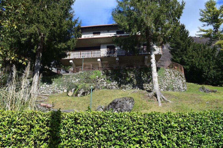 Serina Bagnella, introvabile villa singola pluriterrazzata con terreno di proprietà e box auto Serina