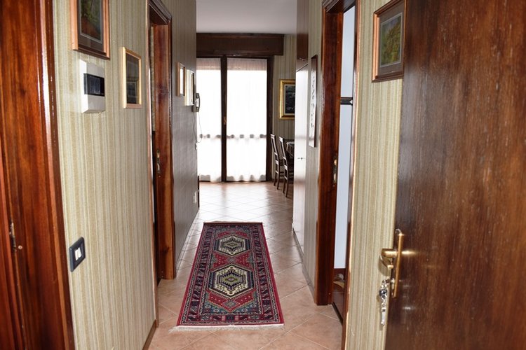 Serina in villetta indipendente trilocale con terrazza e box Serina