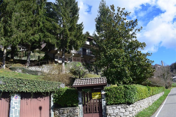 Serina Bagnella, introvabile villa singola pluriterrazzata con terreno di proprietà e box auto Serina