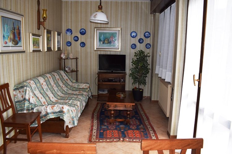 Serina in villetta indipendente trilocale con terrazza e box Serina