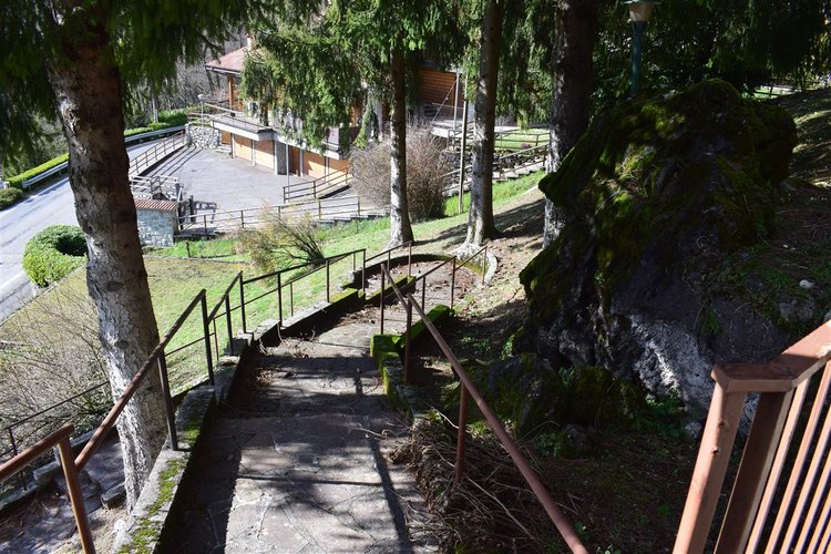 Serina Bagnella, introvabile villa singola pluriterrazzata con terreno di proprietà e box auto Serina