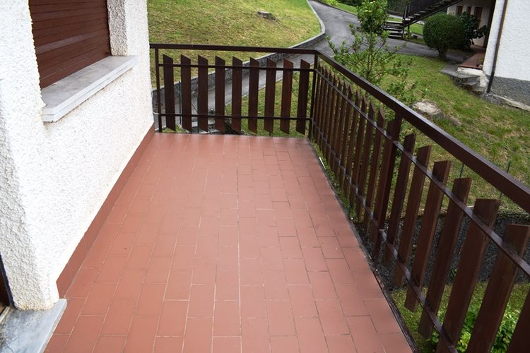 Serina in villetta indipendente trilocale con terrazza e box Serina