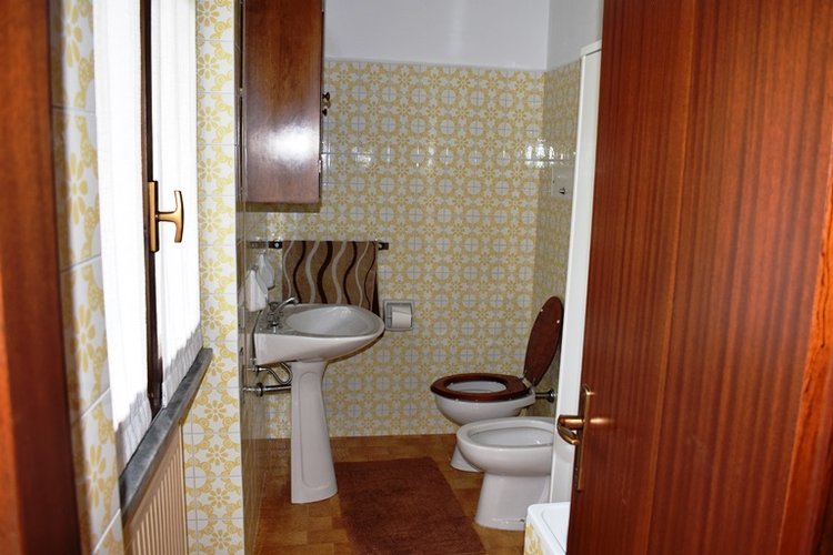 Serina in villetta indipendente trilocale con terrazza e box Serina