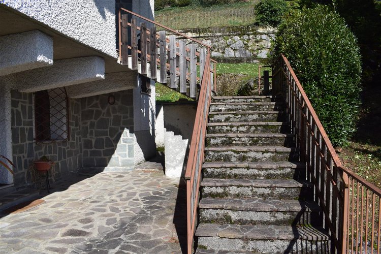 Serina Bagnella, introvabile villa singola pluriterrazzata con terreno di proprietà e box auto