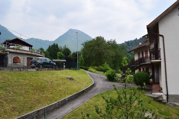 Serina in villetta indipendente trilocale con terrazza e box Serina