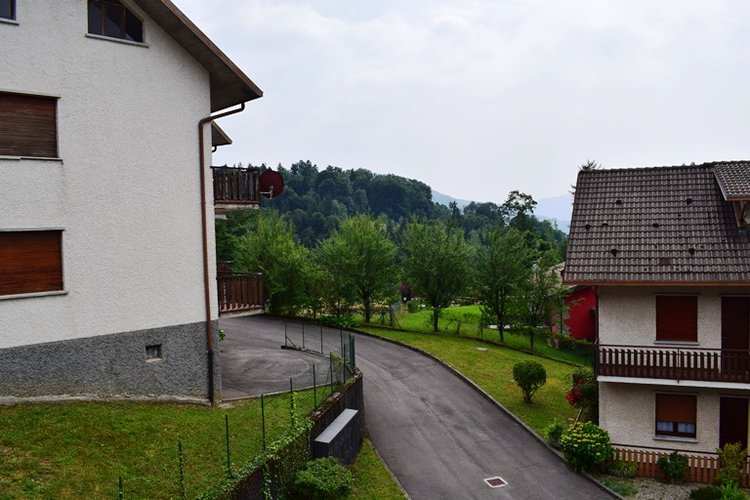 Serina in villetta indipendente trilocale con terrazza e box Serina