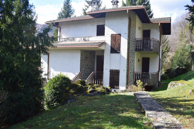 Serina Bagnella, introvabile villa singola pluriterrazzata con terreno di proprietà e box auto Serina