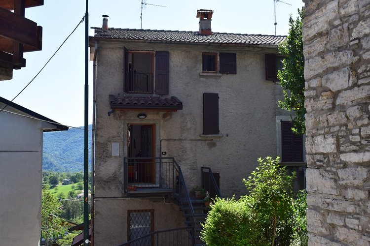 Rota Imagna vendesi bilocale balconato Rota d'Imagna
