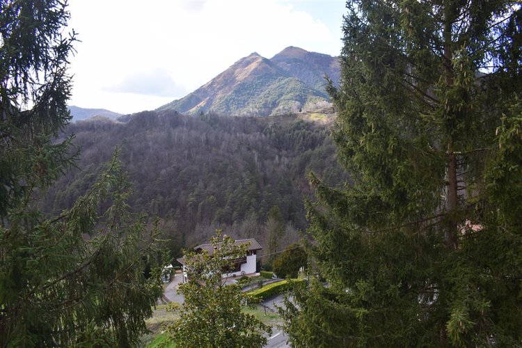 Serina Bagnella, introvabile villa singola pluriterrazzata con terreno di proprietà e box auto Serina