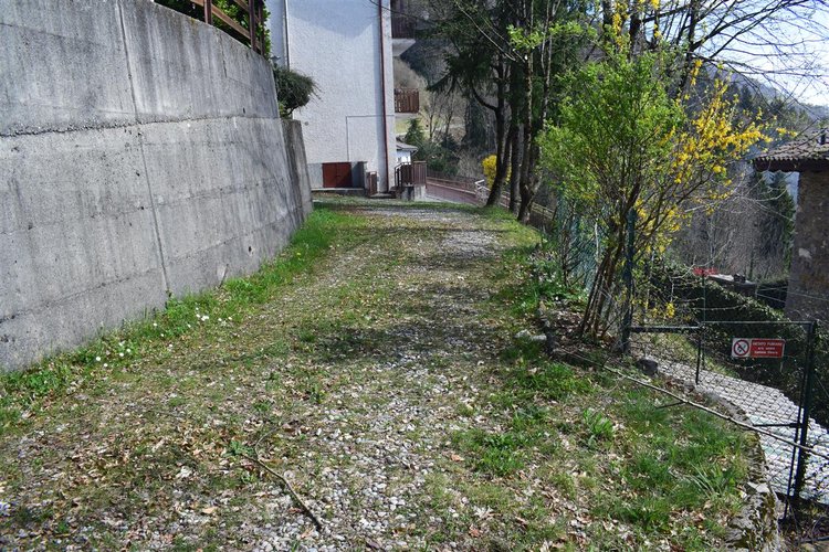 Costa Serina, ottimo bilocale con cantina e giardino privato attrezzato Costa Serina