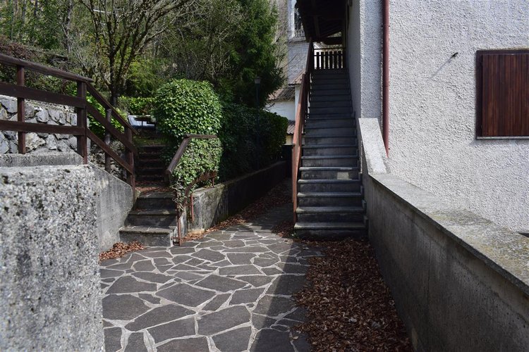 Costa Serina, ottimo bilocale con cantina e giardino privato attrezzato Costa Serina