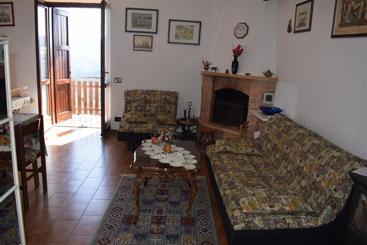 Costa Serina, ottimo bilocale con cantina e giardino privato attrezzato Costa Serina