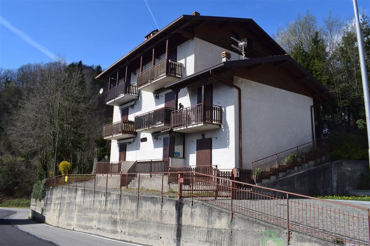 Costa Serina, ottimo bilocale con cantina e giardino privato attrezzato Costa Serina