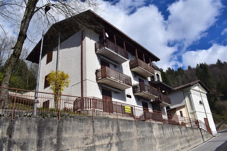 Costa Serina, ottimo bilocale con cantina e giardino privato attrezzato Costa Serina