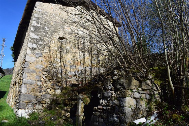 Serina, introvabile rustico su due piani con godibilissimo terreno a prato Serina