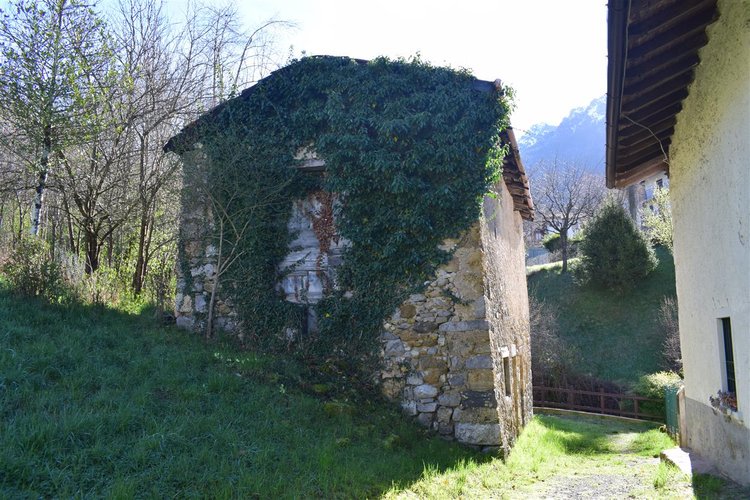 Serina, introvabile rustico su due piani con godibilissimo terreno a prato Serina