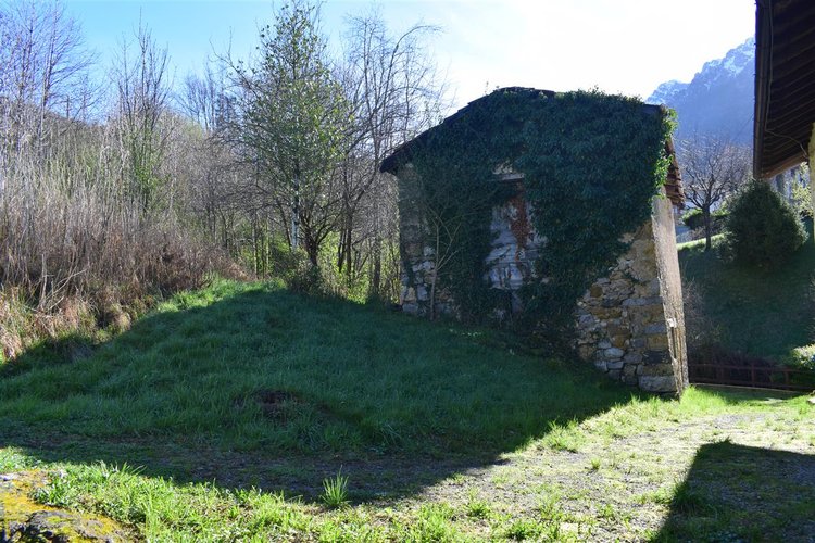 Serina, introvabile rustico su due piani con godibilissimo terreno a prato Serina